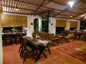 塔拉Grand Narmada Homestay Resort-Bandhavgarh的一间带桌椅的用餐室
