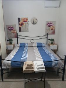 内比达Casa Vacanza Sa dommu de Teresa的一间卧室配有带毛巾的床