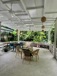Haad PleayleamBlessings Home & Café的庭院里设有桌椅。