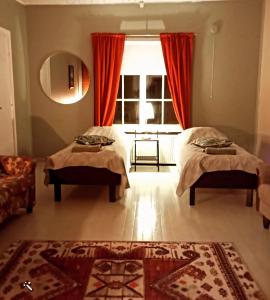 瓦尔考斯Residenssi Tuuli的一间带两张床和窗户的客厅