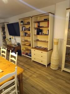 厄尔梅达诺Médano Dreams的客厅配有桌子和花瓶