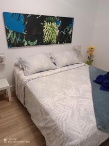 厄尔梅达诺Médano Dreams的卧室配有一张壁挂仙人掌的床