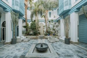 马拉喀什佩洛特布鲁套房及Spa摩洛哥传统庭院住宅的一座建筑中间带喷泉的庭院