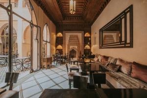 马拉喀什佩洛特布鲁套房及Spa摩洛哥传统庭院住宅的客厅配有沙发和桌椅