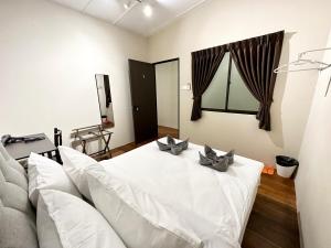 乔治市Madras Inn 58-1的客厅配有白色的床和沙发
