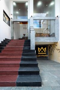 富国Luxy Park Hotel & Residences - Phu Quoc City Centre的一座铺有红地毯的建筑中的楼梯