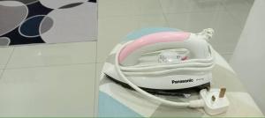 大港D'NAS HOMESTAY - Muslm Only的一张桌子上有一个粉红色和白色的吹风机