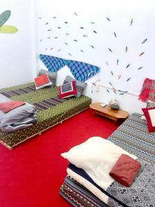 Na ThônPura Homestay的红地毯间内的两张床
