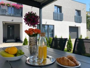 利普托斯基米库拉斯City Apartments的一张桌子,上面放着一碗水果和一瓶橙汁