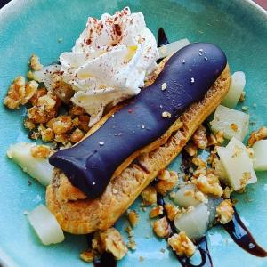 鲁瓦扬Hôtel La Croisette & Restaurant Bistrot Gantier的蓝色的盘子,带有冰激凌和坚果的沙漠