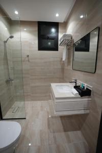 利雅德Awrad Royal 2的带淋浴、盥洗盆和卫生间的浴室