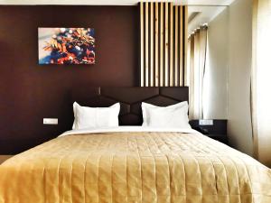 新德里Hotel Delhi Aerocity, NH 8的卧室配有带白色枕头的大床