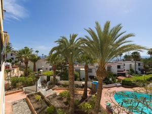 圣巴托洛梅Aguila Beach Ocean View By CanariasGetaway的享有棕榈树度假村和游泳池的景色