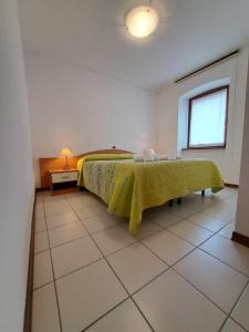 ChiusaforteAlbergo Martina的一间卧室配有一张带绿毯的床