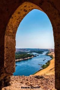 Jazīrat al ‘AwwāmīyahRose travel_trips的从石拱门欣赏河流美景