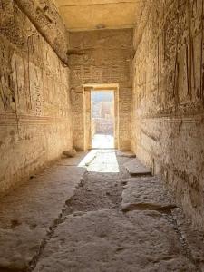 Jazīrat al ‘AwwāmīyahRose travel_trips的古老的建筑中一条空的走廊,有门廊