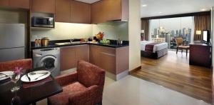 曼谷Lohas Residences Sukhumvit 2的厨房以及带餐桌的起居室。