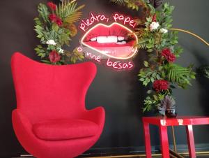 苏安塞斯帕拉亚里贝拉酒店的红椅子和唇吻标志