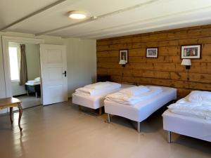 弗洛姆布雷克加尔旅馆的木墙间设有三张床的房间