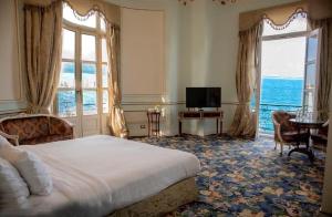 亚历山大Windsor Palace Luxury Heritage Hotel Since 1906 by Paradise Inn Group的一间卧室配有一张床、一台电视和一个窗口