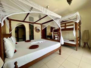 帕杰桑给巴尔马哈里酒店的一间卧室配有两张双层床。