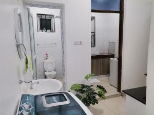 蒙巴萨Millan Homes的带浴缸、卫生间和盥洗盆的浴室