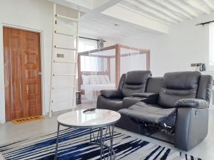 迪亚尼海滩Cave Diani Holiday Apartments的客厅配有沙发和桌子