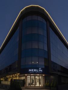 伊斯坦布尔Merlin Hotel İstanbul的享有晚上的梅林建筑景致