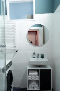 维也纳Designer Luxury Apartment near Prater的一间带水槽和镜子的浴室以及一台洗衣机