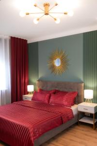 维也纳Designer Luxury Apartment near Prater的一间卧室配有红色的床、红色床单和镜子