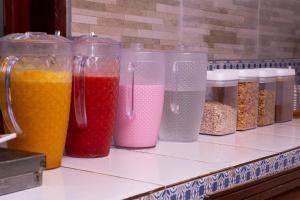 马利西亚斯Pousada Villa Blu Maresias的一排装有不同颜色液体的塑料容器