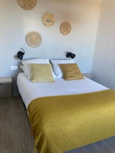 阿维尼翁Appart'Hotel - Gare TGV - Courtine - Confluence - 202的一间卧室配有一张带黄色毯子的大床