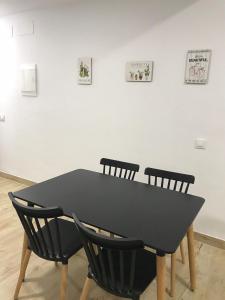 厄尔·波索·德·洛斯·弗莱尔Amatista 1的墙上有一张带四把椅子的黑桌
