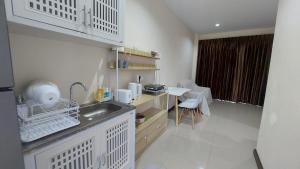 查汶Cozy Apartment Chaweng Center的一个带水槽和桌子的小厨房