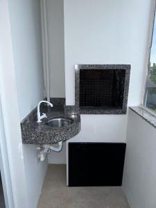皮涅拉Residencial Wrubleski SC的客房内的浴室设有花岗岩水槽