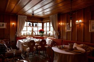 蒂蒂湖-新城Hotel zum See, Titisee的一间带桌椅的用餐室和窗户。