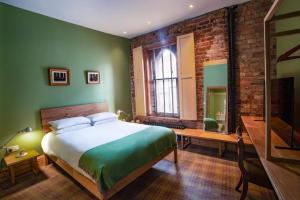 都柏林O'Regans的一间卧室配有一张床、一张书桌和一个窗户。