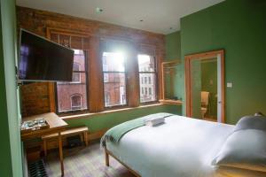 都柏林O'Regans的一间卧室设有一张床和一个大窗户