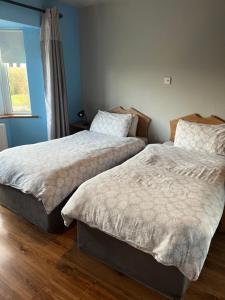 基拉尼Douglasha House V93RX64的卧室内两张并排的床