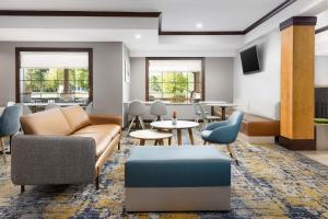 罗斯威尔TownePlace Suites by Marriott Roswell的客厅配有沙发、椅子和桌子