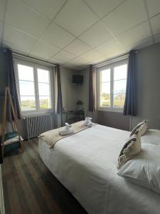 乌伊斯特勒昂Hôtel Le Phare的卧室设有一张带窗户的白色大床
