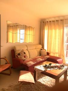 明德卢Laginha Beachview的客厅配有沙发和桌子