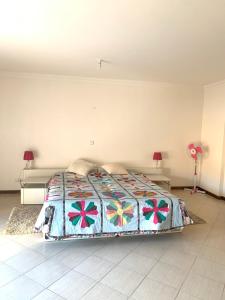 明德卢Laginha Beachview的一间卧室配有床,床上装有被子