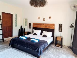 拉迈Laura Guest House Samui的一间卧室配有一张大床和两个枕头