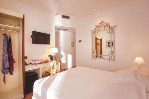 莱里奇佛罗里达莱里奇酒店的卧室配有白色的床和镜子