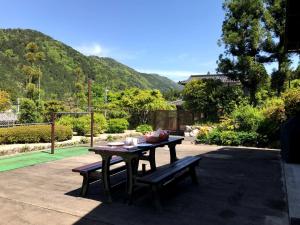 SakamotoOhara Chisui - Vacation STAY 9209的庭院设有乒乓球桌和长凳