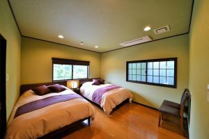 SakamotoOhara Chisui - Vacation STAY 9209的带2扇窗户的客房内的2张床