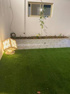 Qufārشاليه راقي بمسطحات خضراء وغرفة نوم的绿草成荫的院子
