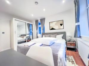 伦敦Central London Apartment Camden的一间卧室配有两张床和镜子