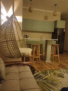 沙姆沙伊赫LuxuryGetaway2 / Brand New 2BR / Fully Furnished / Wi-Fi / Full Kitchen的客厅内带吊床的厨房